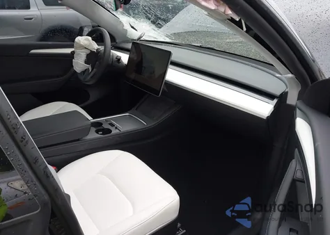 2024 Tesla Model Y Long Range Dual Motor All-Wheel Drive z USA, uszkodzony, nr VIN 7SAYGDEE1RF033066